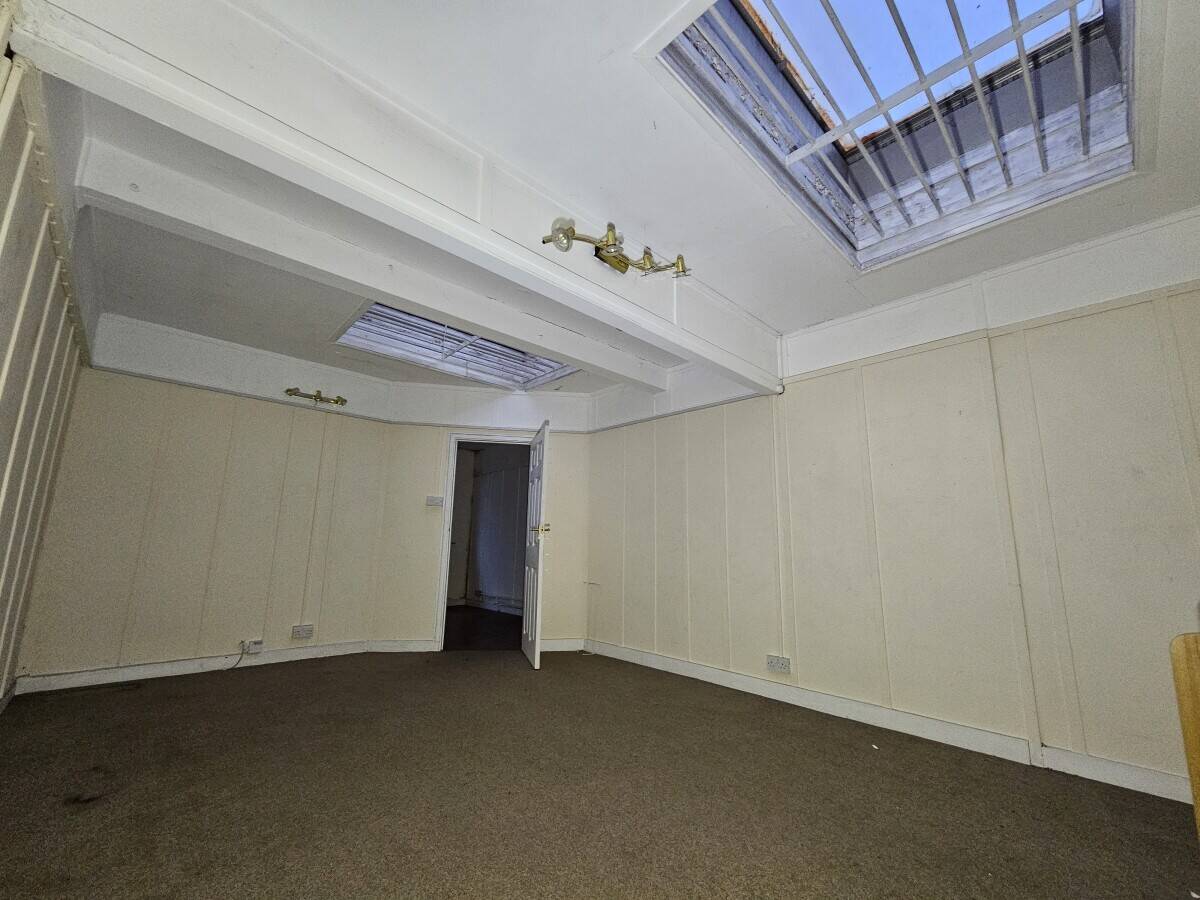 To Rent in Beacon Hill, Hindhead, Class E; retail, office, beauticians, studio etc Photo 4