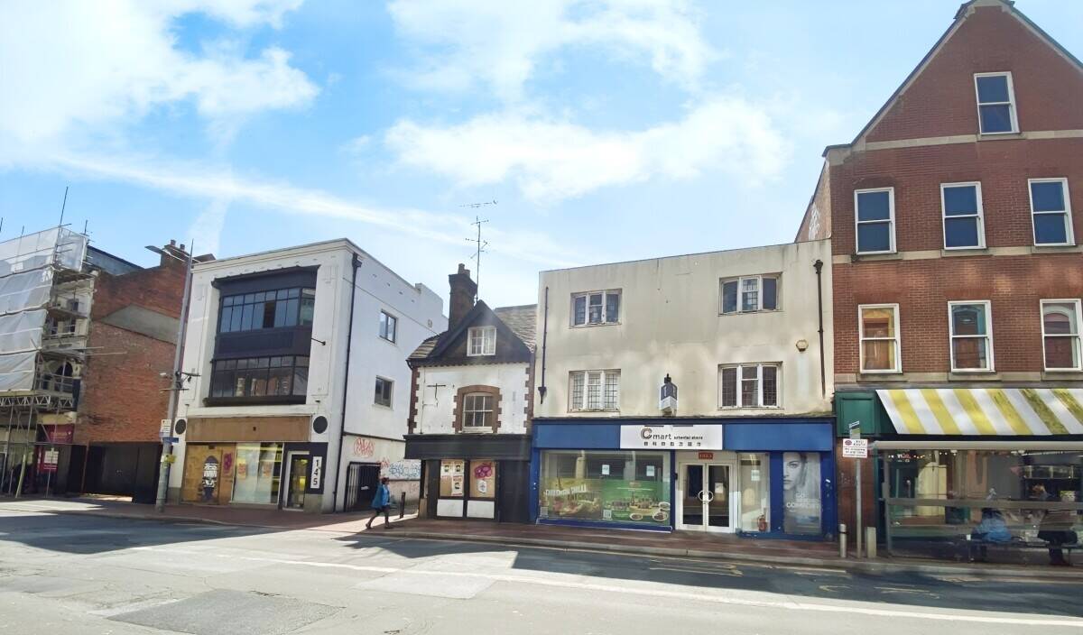 Prime Retail Premises Available for Short-Term Lease in Central Reading Photo 4