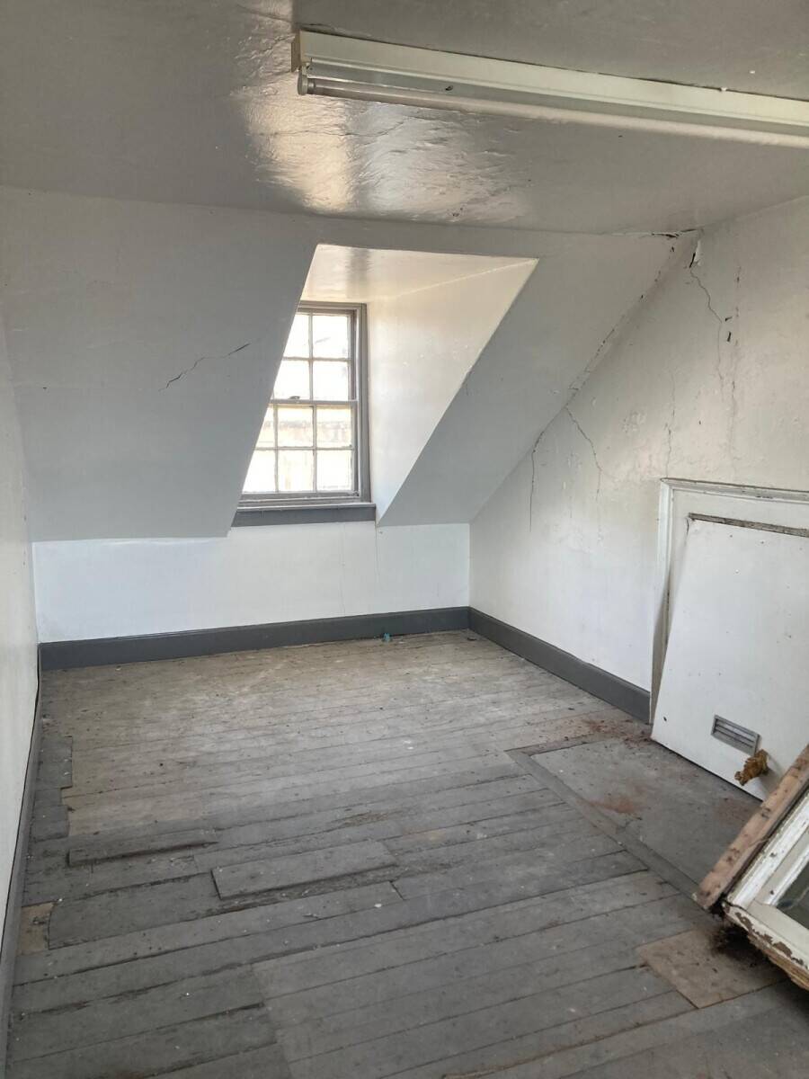 Two-Story Commercial Property on Kirkcaldy High Street Up for Sale - Perfect for Investors Photo 5