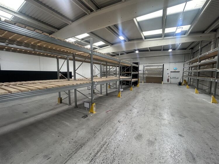 Versatile 6,913 sq ft industrial unit available to rent in vibrant Bristol location Photo 4
