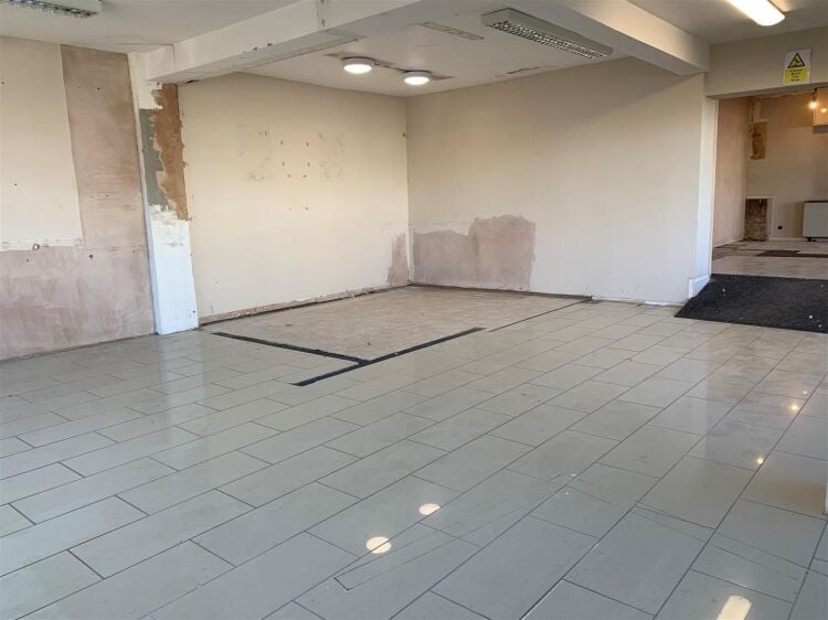 Spacious two storey commercial property with versatile 2,654 sq ft space in prime Bristol location Photo 4
