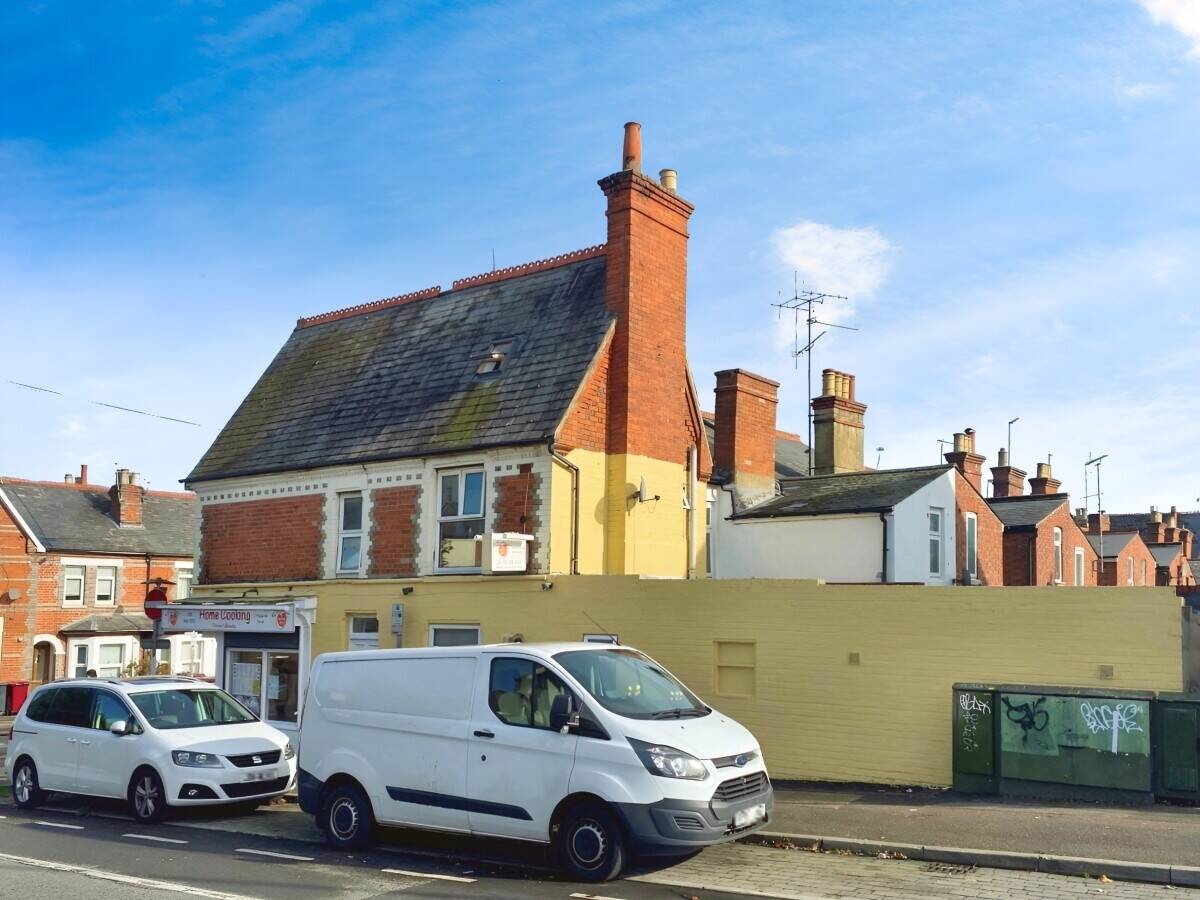 Mixed-Use Freehold Investment Property With Shop and Flat on Highgrove Street Reading Photo 4
