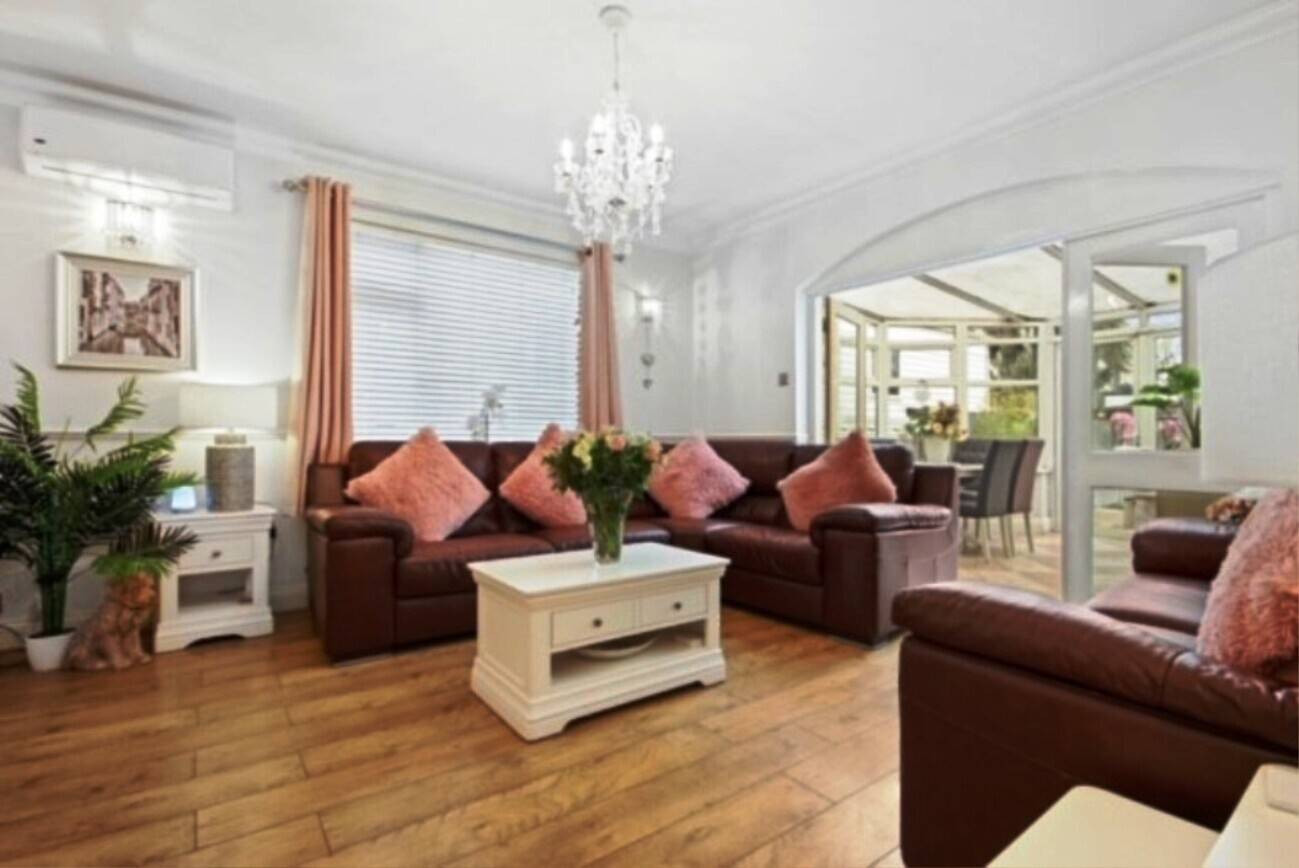 Freehold Cattery with 17 Air-Conditioned Pens in Romford London Photo 4