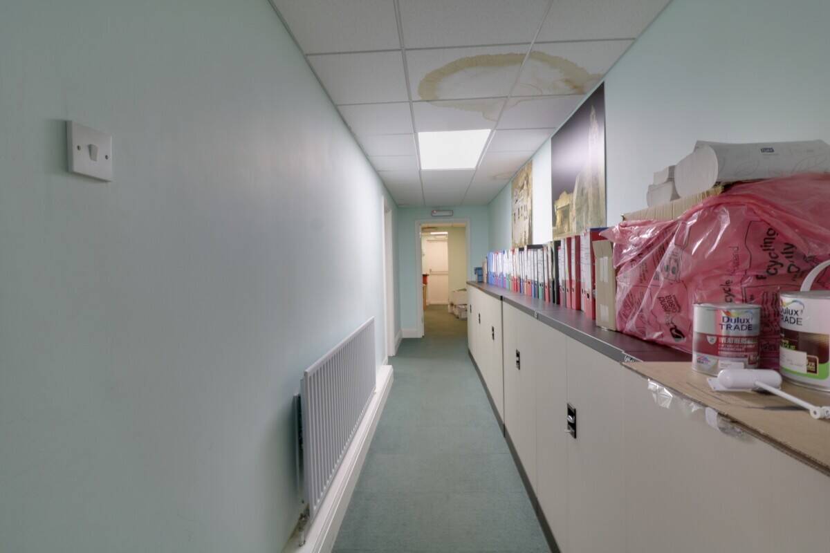 Versatile Ground Floor Shop Office in Prime Southend Location with High Footfall and Great Access Photo 4