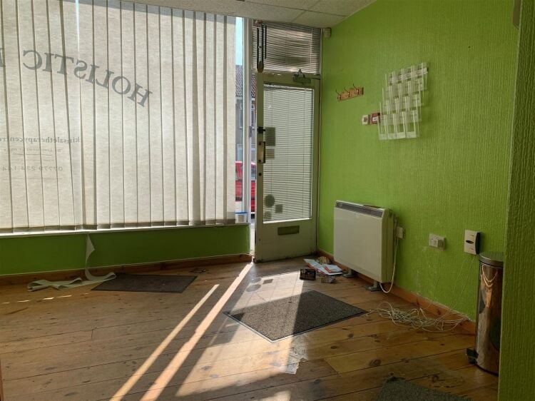 This ground floor retail unit offers approximately 360 sq ft of space and situated on kinsale road in the suburb of whitchurch. the shop would suit a Photo 4