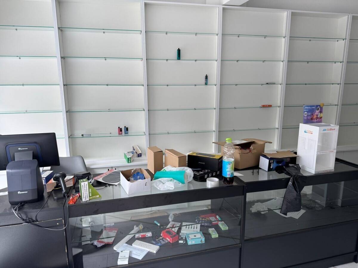 Retail Shop for Sale on Ewell Road in Surbiton, suitable for Retail or Office Use Photo 4