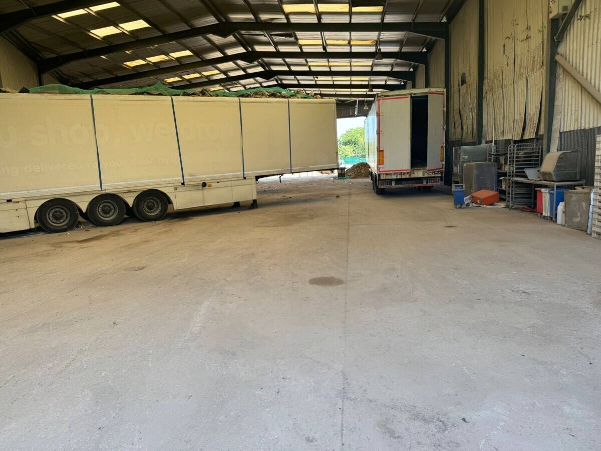 Secure Storage Unit for Lease in Farnham Road, Slough Photo 4