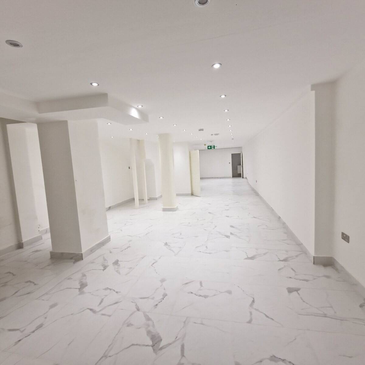 Retail space for sale at 76 Neal Street in Covent Garden, City of London Photo 3