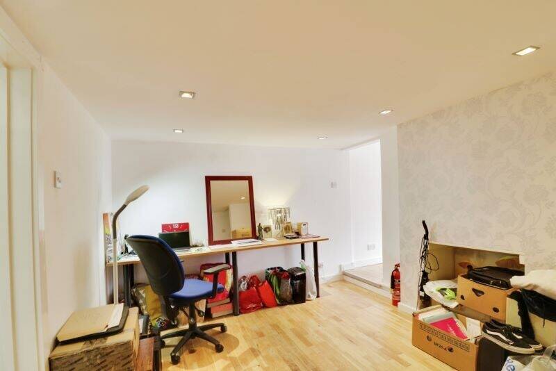 Two-Storey Freehold Commercial Property in Rochford, Essex with 874 sq. ft. of Versatile Space Photo 4