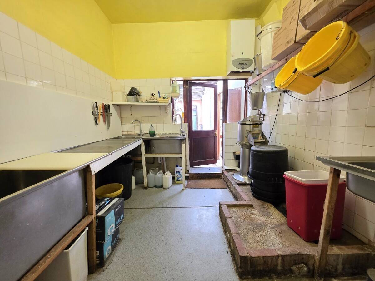 Freehold fish and chip shop with 3-bedroom maisonette in Leigh on Sea Essex Photo 4