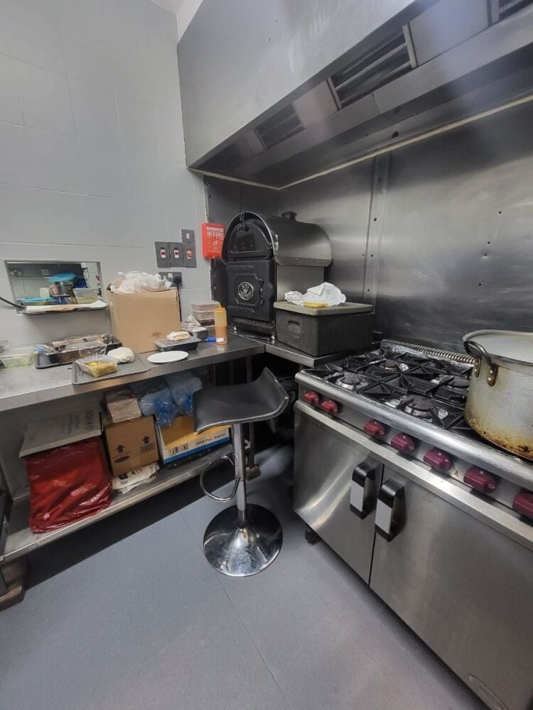 Caribbean restaurant business for sale in Sutton London with modern décor and loyal customer base. Photo 4