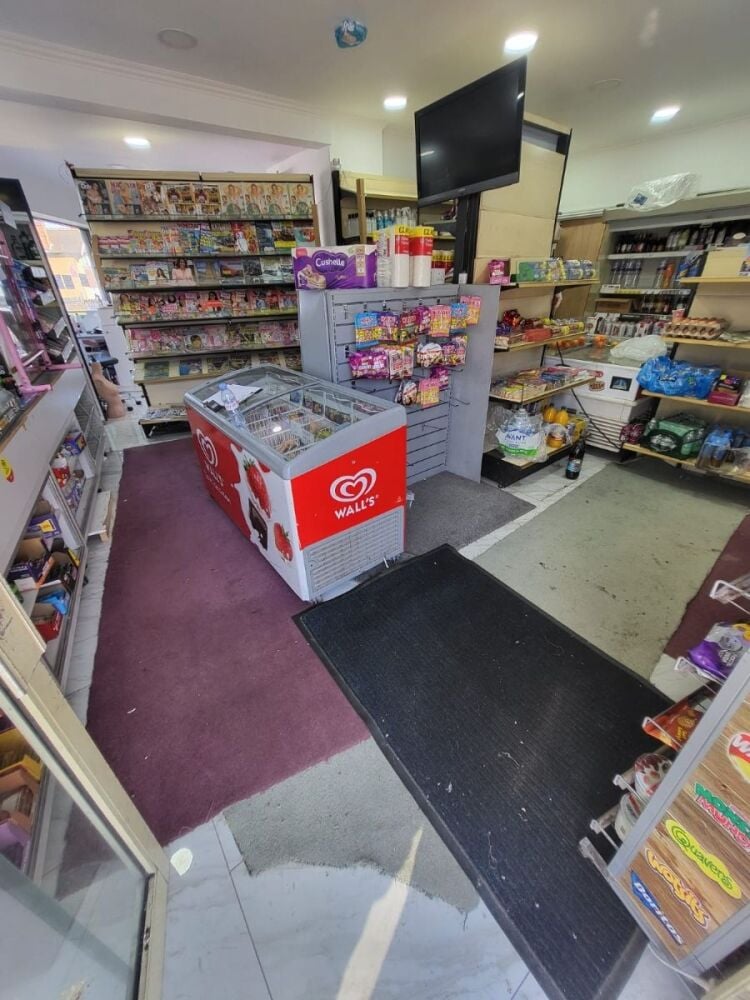 Mixed-use freehold property with 4-bedroom flat in Watford Hertfordshire available for sale Photo 4