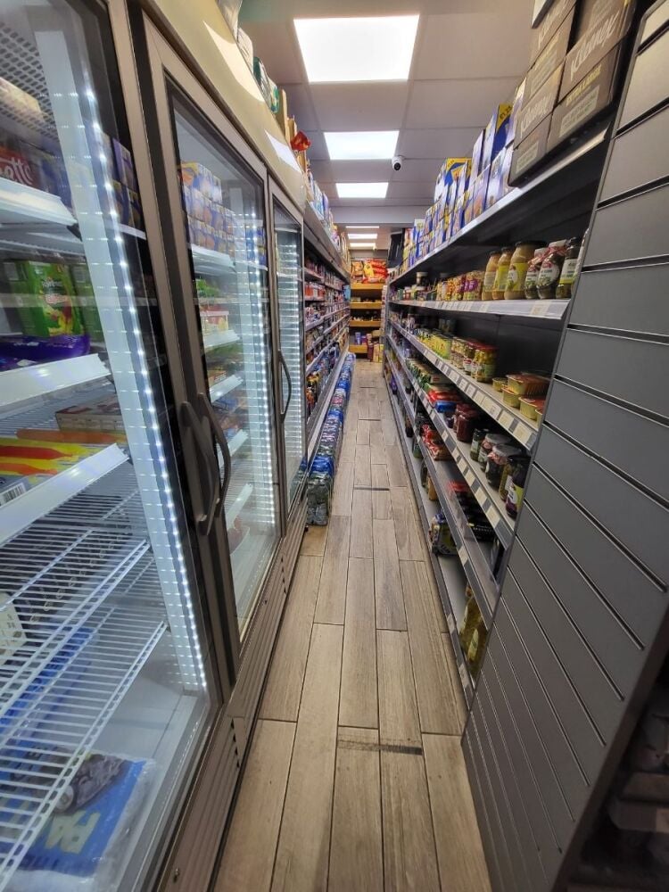 Convenience store and freehold retail unit with residential space in Waltham Cross Hertfordshire Photo 4