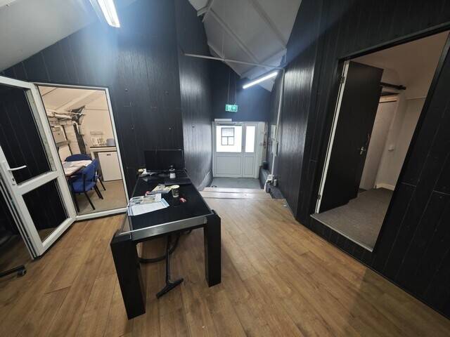 LIGHT INDUSTRIAL UNIT approx. 2,400 SQ. FT. PRICE: £20,000 PER ANNUM TO LET LOCATION: RAYLEIGH Photo 4