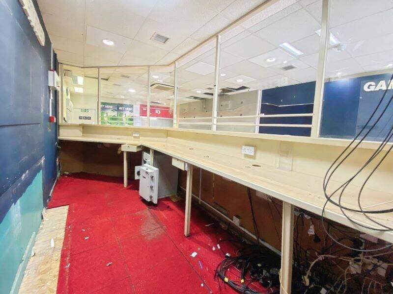 VACANT UNIT TO LET - APPROX 892SQFT - BELL CORNER UPMINSTER - £28,000 PER ANNUM Photo 4