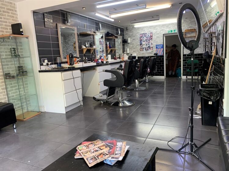 A mixed use property comprising a fully fitted ground floor barber shop and a one bedroom flat above, located on the popular fishponds road. the prope Photo 4