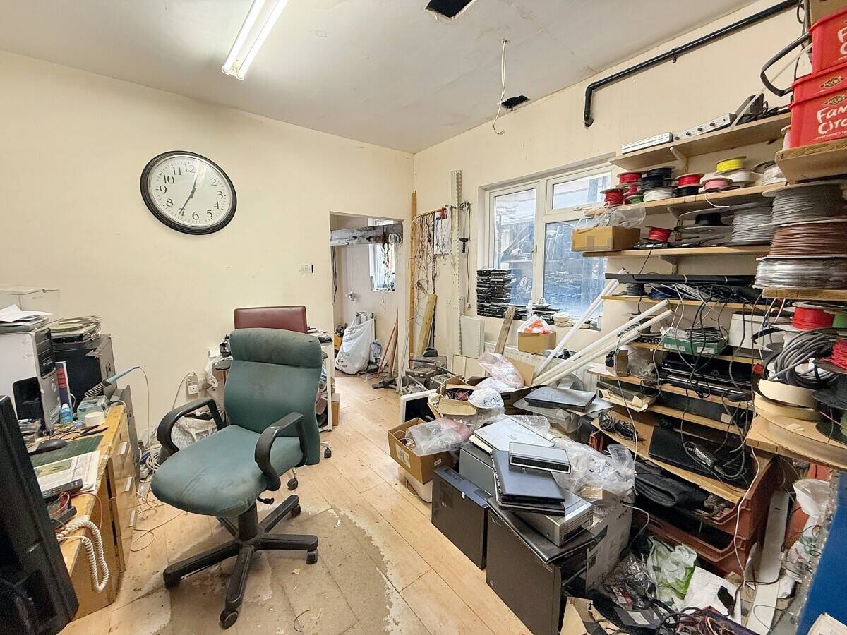 Freehold Semi Commercial Property with 2 Bed Flat for Sale in Acton London Photo 4