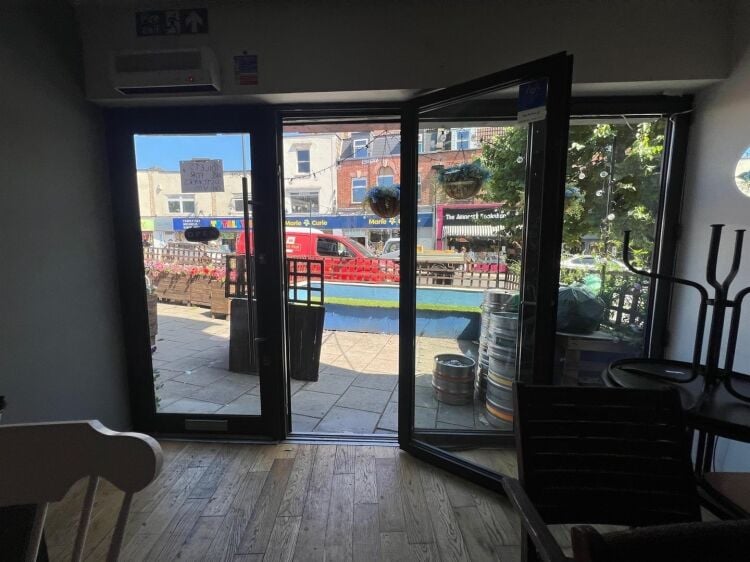 A microbrewery of approximately 464 ft² benefiting from an alcohol premises license and beer pumps. the shop is situated in a position position o Photo 4