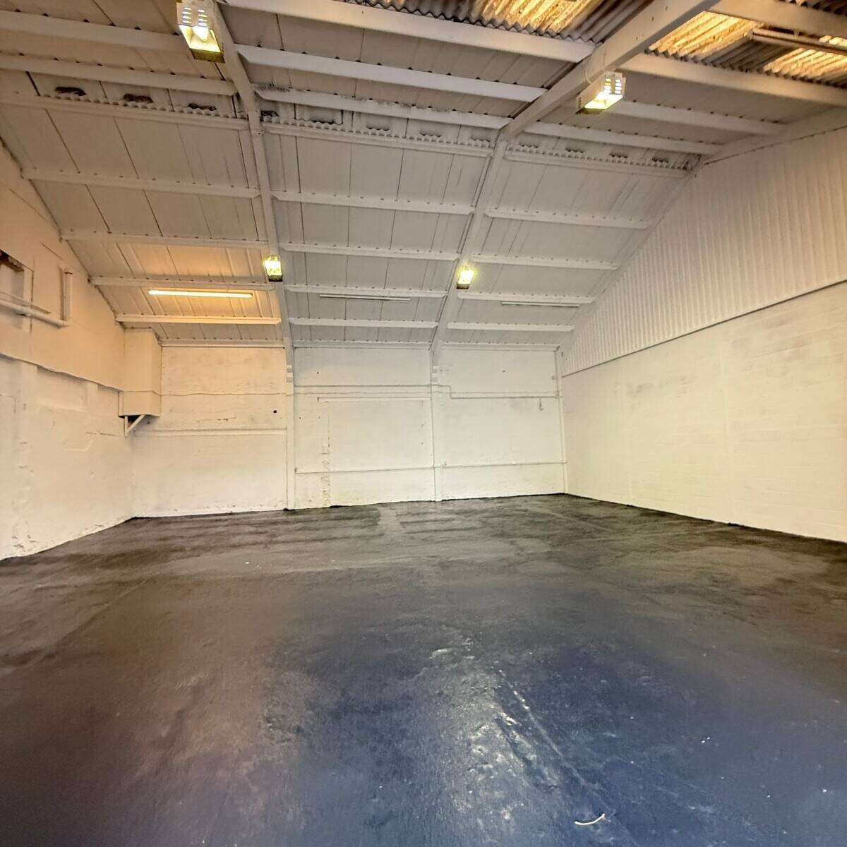 Industrial Unit for Lease in Aylesbury Buckinghamshire with Good Transport Links Photo 4