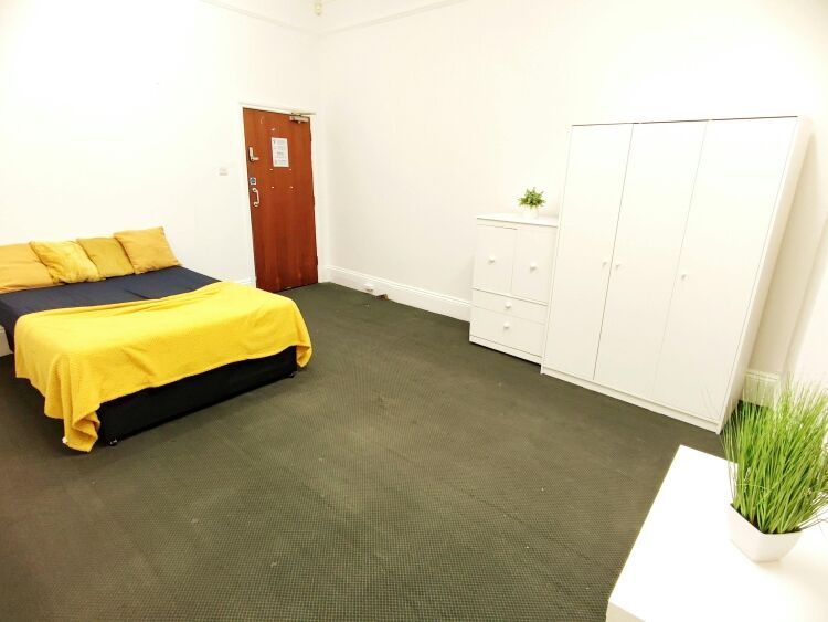 17 Unit HMO for Sale in Bournemouth Town Centre with Parking and Development Potential Photo 4