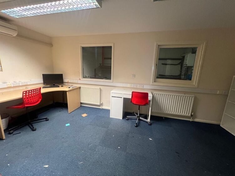 Two-storey workshop and office unit available in Bristol with parking and air conditioning Photo 4