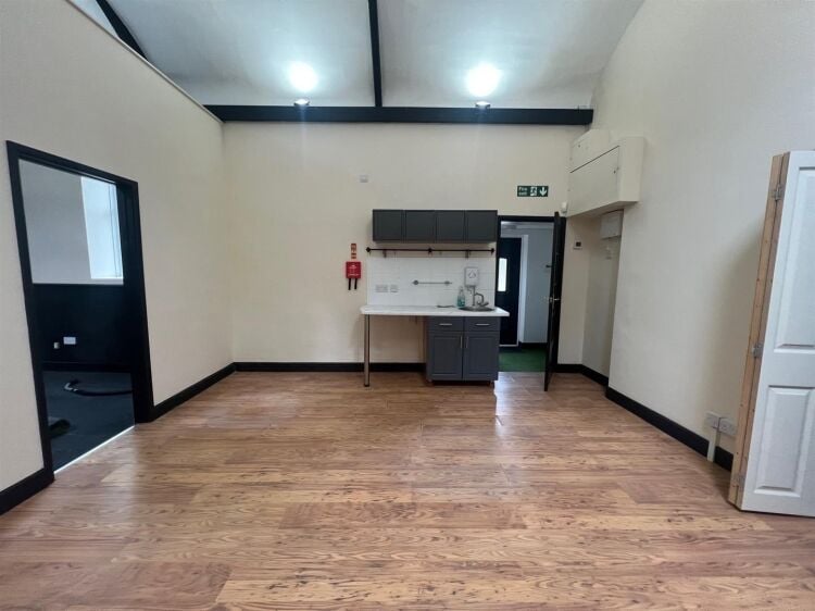 Unique office or studio space in a former chapel located in Bristol with convenient amenities Photo 4