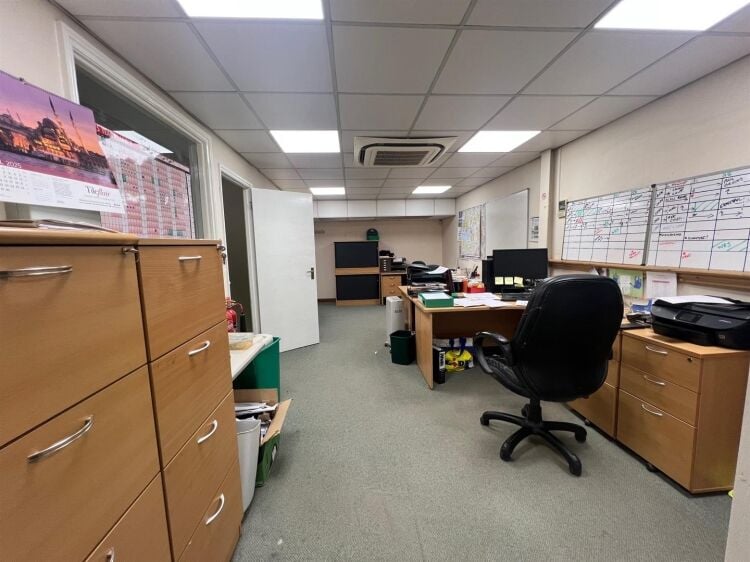 Light industrial unit for sale in Bedminster, Bristol with workshop, office, and storage space Photo 4