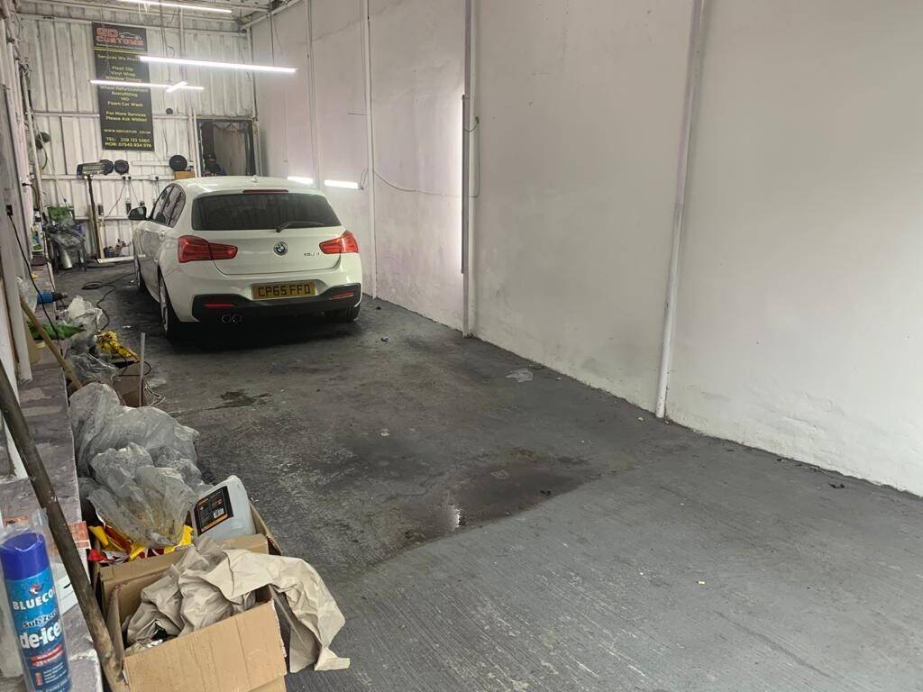 Large garage unit for sale near Ilford High Street in Ilford London Photo 4