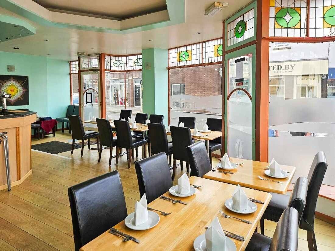 A fantastic corner-positioned restaurant/retail unit To Let Photo 4