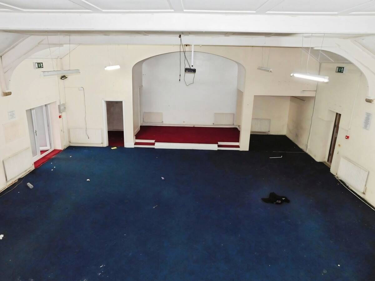 Detached Victorian Hall Available for Short-Term Lease in Reading Berkshire Photo 4