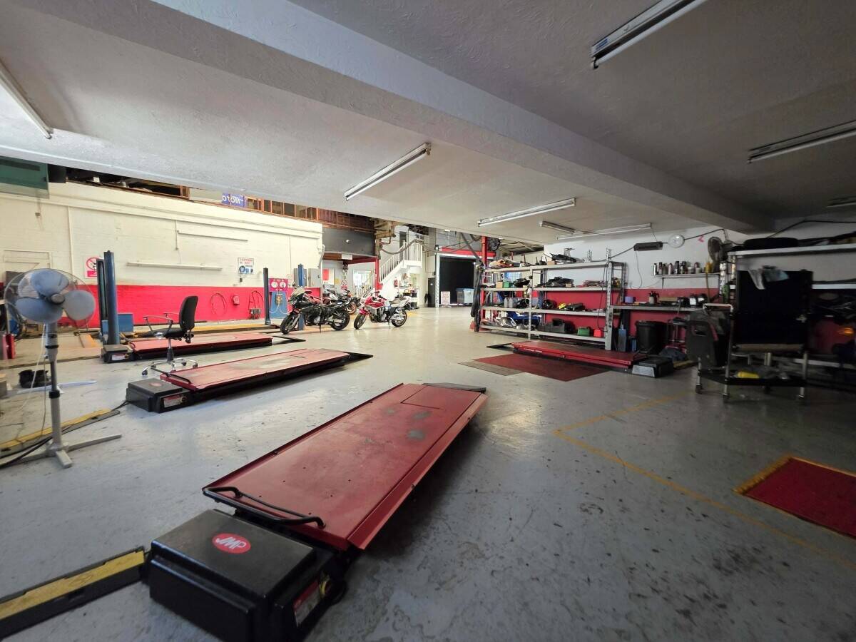 Light Industrial Unit Approximately 7,000 Sq. Ft. in Southend on Sea Essex Photo 4