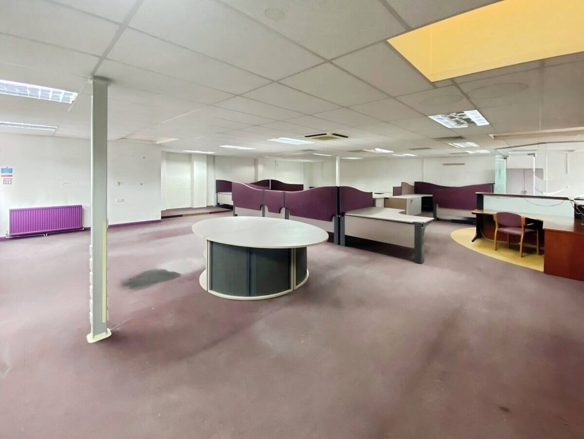 Modern Self-Contained Office with Parking in Reading Berkshire Near Town Centre Photo 4