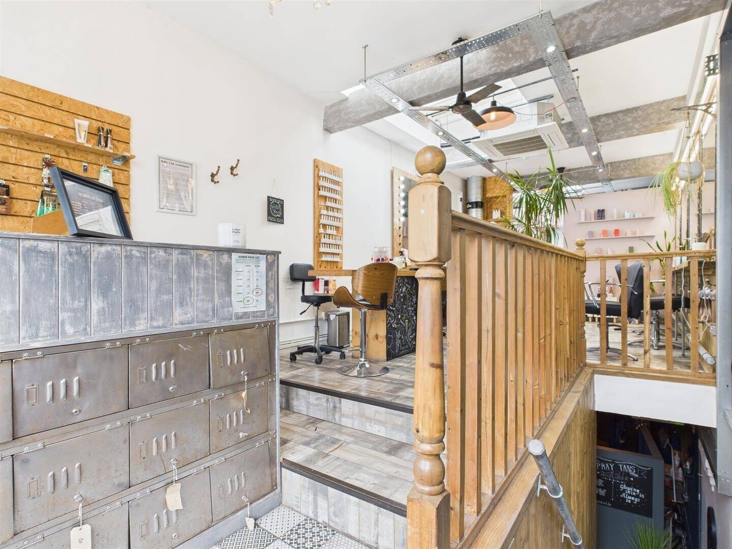 Commercial Unit for Sale in Shoreditch London with Established Hair and Beauty Salon Setup Photo 4