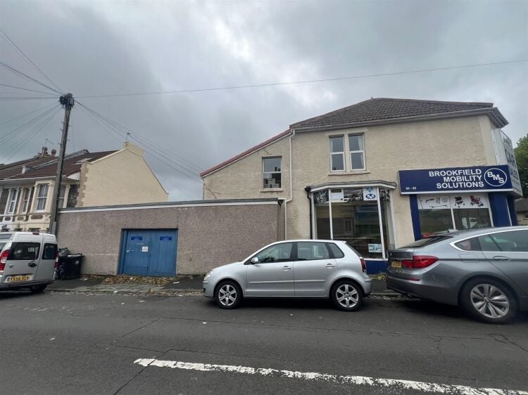 Mixed-use property in Bristol with ground floor shop, workshop, and 2-bedroom flat above Photo 4
