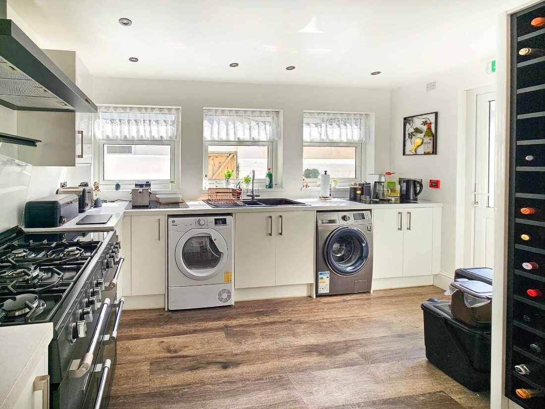 Guesthouse with 7 en suite rooms in mid-terraced property located in Paignton Devon Photo 4