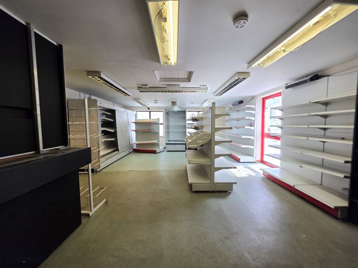 Detached Mixed-Use Property for Sale in Chelmsford Essex with Retail Unit and 3-Bedroom House Photo 4
