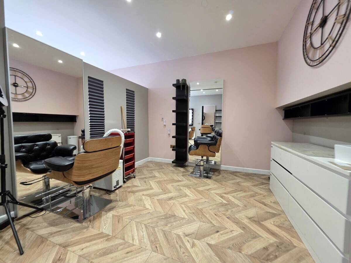Fully Fitted Beauty & Hair Salon – Westcliff Photo 4