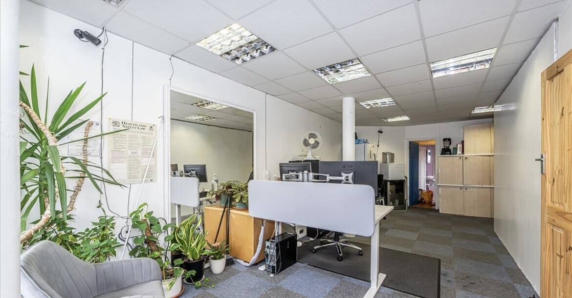 Leasehold corner unit for sale in West Hampstead London with a 15-year lease available Photo 4