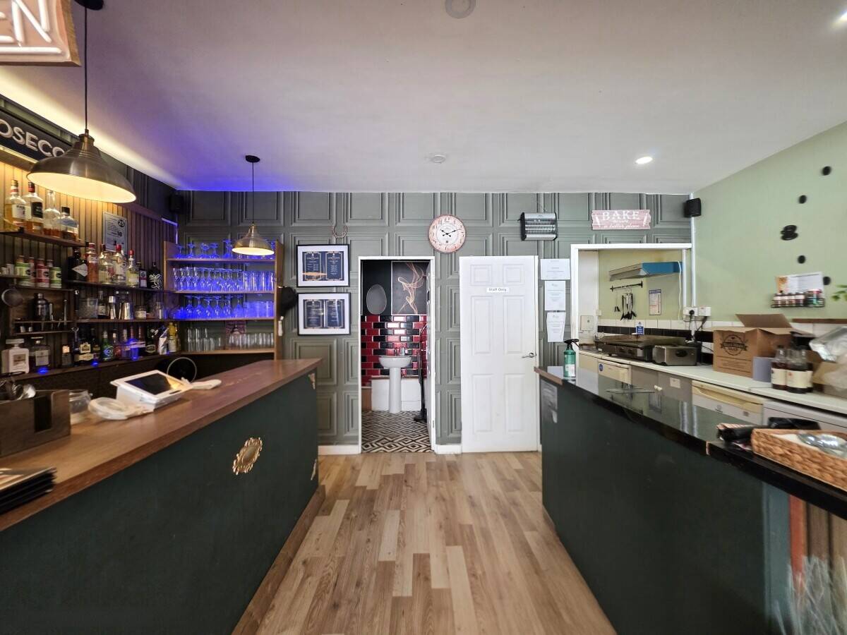 RETAIL SHOP WITH PREMISES LICENCE Photo 4