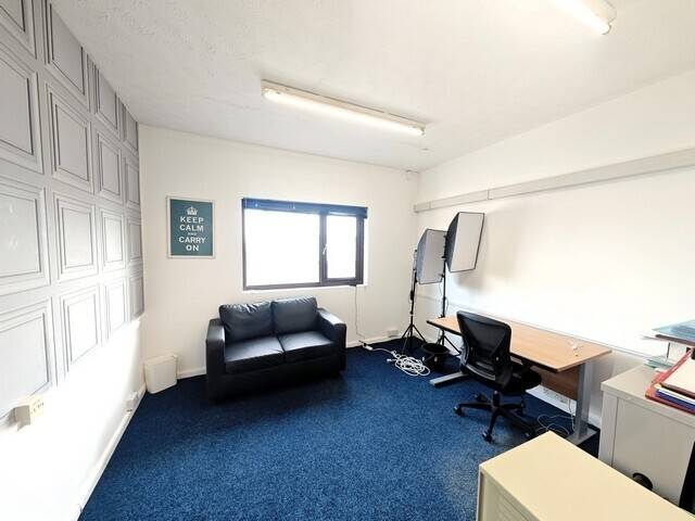FIRST FLOOR OFFICES TO LET WITH PARKING Approx. 1,200 SQ FT - £13,800 PA – Leasehold - Hadleigh Photo 4