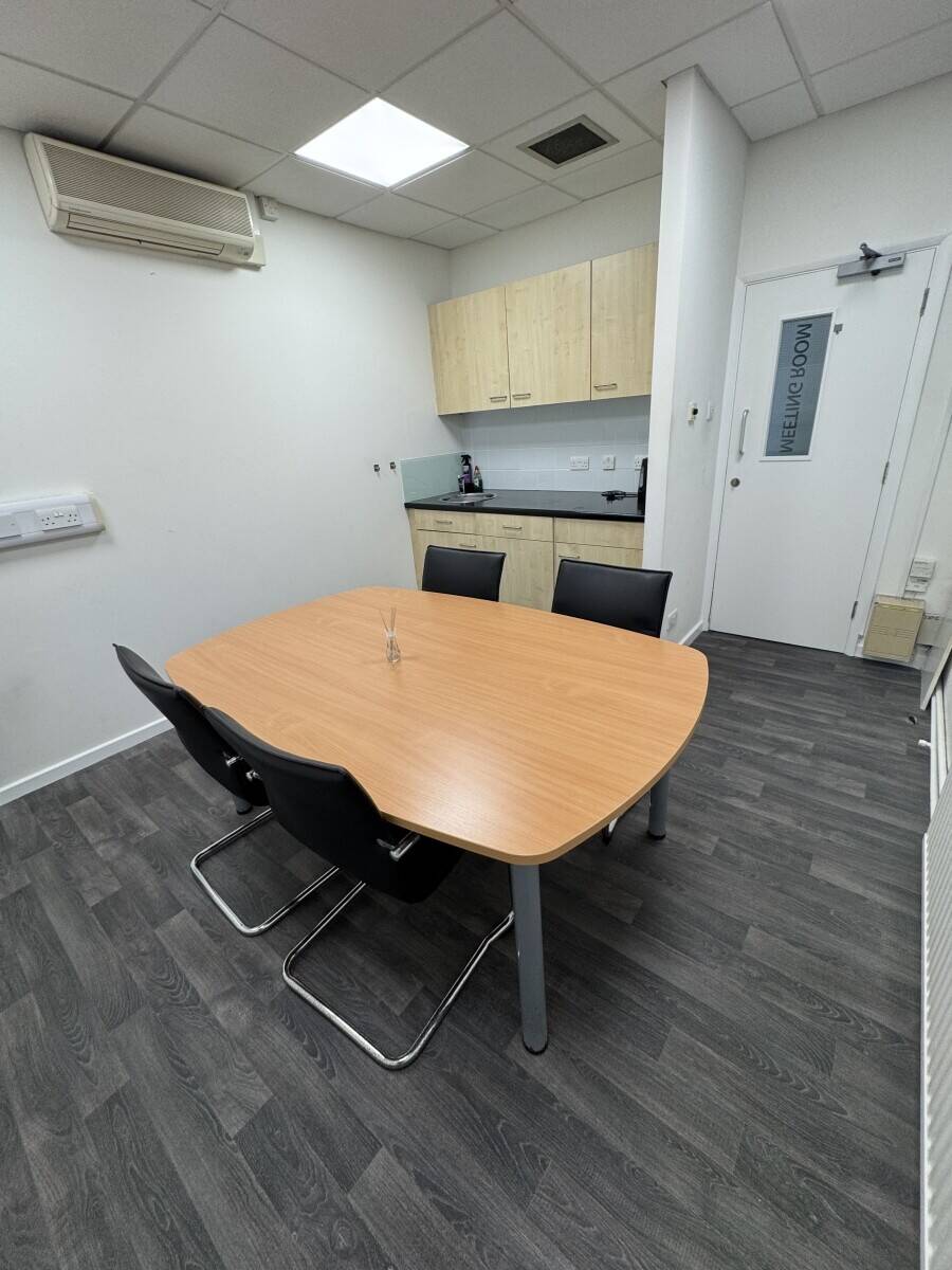 Modern Two-Floor Office Space With Storage in Potters Bar Hertfordshire Near the Station Photo 4