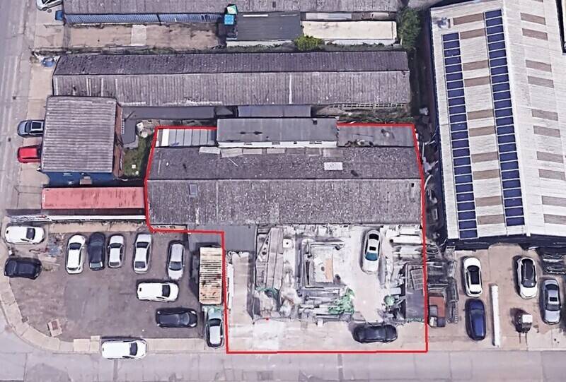 Industrial unit approximately 1,800 sq. ft. in Manor Trading Estate, Benfleet, Essex Photo 4