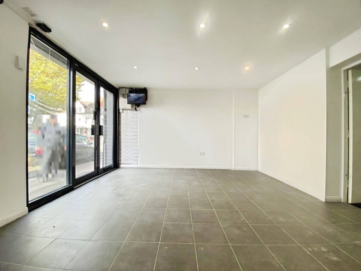 Self-contained E-Class premises of approx. 270 sq.ft (25m²) off busy Caversham Road, Reading Photo 4