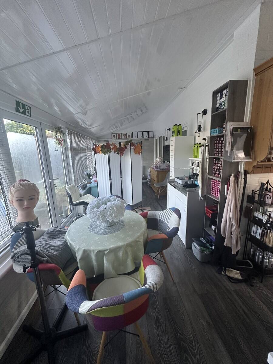 Freehold salon and beauty room with 3 bedroom accommodation in Ashford Kent available for sale Photo 4