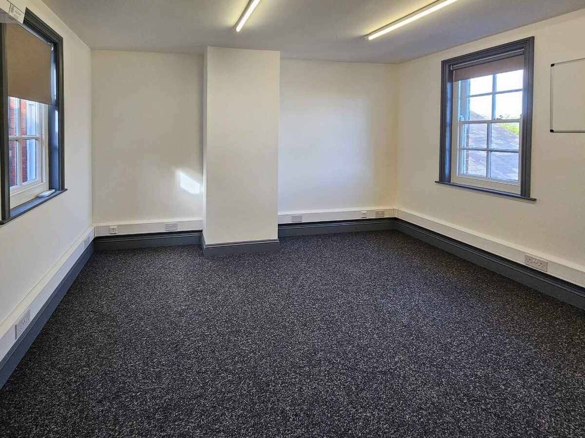 Serviced offices for sale in St Marychurch, Torquay, Devon with flexible terms and amenities Photo 4