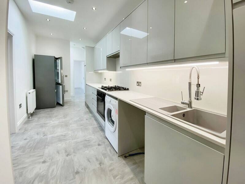 Mixed-use shop with two flats and garages for sale in Rochford Essex Photo 5