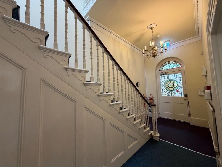 An attractive grade ii listed period office building providing approximately 1,440 sq ft (net internal area) / 2,078 sq ft (gia) arranged over 3 floor Photo 4