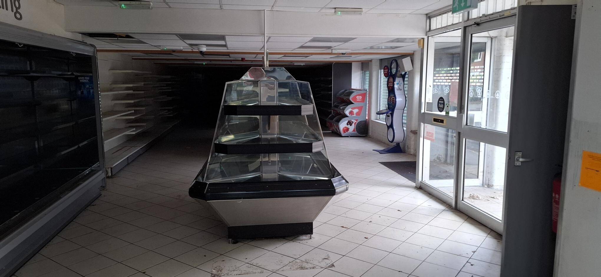 FORMER CONVENIENCE STORE TO LET: GRIMSBY AREA: SHORT TERM LEASE OPPORTUNITY Photo 4