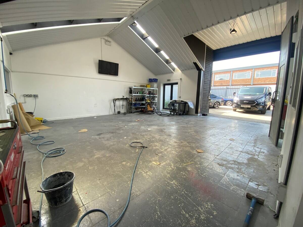 Refurbished Industrial Unit 3,600 Sq. Ft. in Benfleet Essex with Ample Parking Available Photo 4
