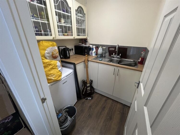A ground floor e class property of approximately 700 sq ft situated on cottle road in stockwood. the property benefits from roller shutters, suspended Photo 4